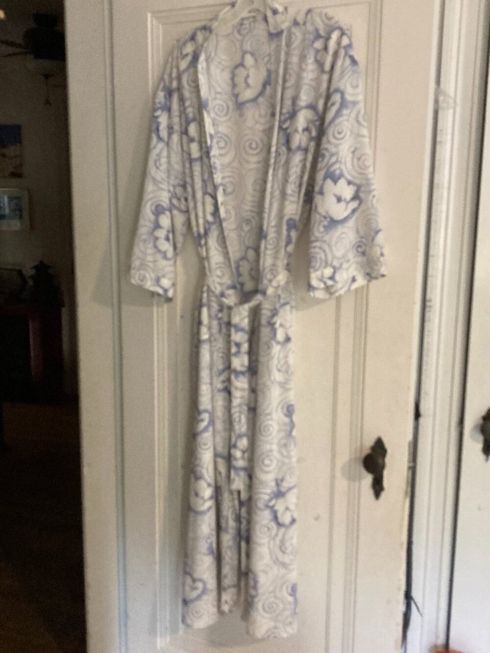 VINTAGE HALSTON KIMONO ROBE IN SILKY FABRIC GORGEOUS BLUE PURPLE FLOWER PATTERN